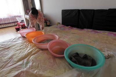 定日楼上漏水，住户失联，小区没物管，业主维权难！律师来支招……